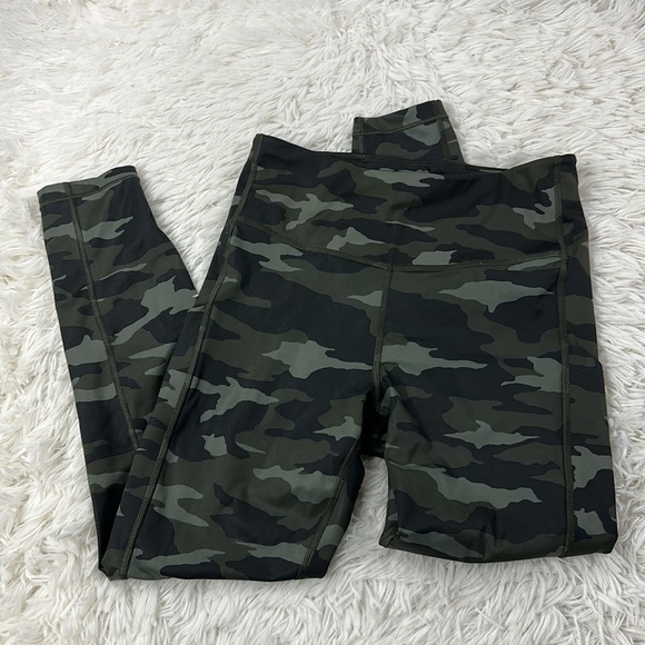 Athleta Ultimate Elation 7/8 Stash Pocket Tights Camo - Picture 1 of 5